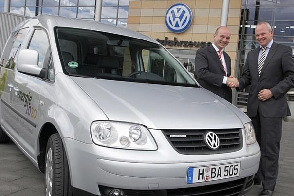 Stephan Schaller (rechts), Sprecher des Markenvorstands von Volkswagen Nutzfahrzeuge übergibt den Caddy an Dr. Volker Müller, Hauptgeschäftsführer UVN. Foto: Auto-Reporter/Volkswagen Nutzfahrzeuge